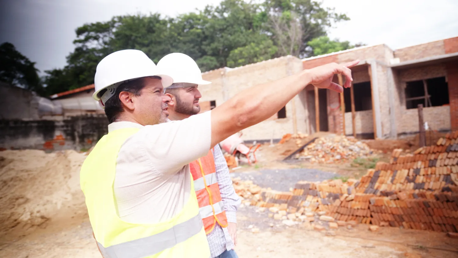 Ing. Gilberto Aquino, Gerente General de AA-EAS, en obra